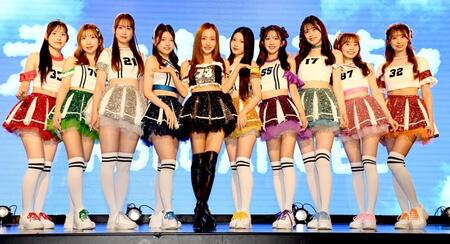 　ＲｏＬｕＡｎＧＥＬの（左から）辺見桃和、板野成美、新居稚菜、堀口美澪、板野友美、松山玲菜、中山萌乃香、小崎凜奈、北村陽奈、河合彩香（撮影・佐藤厚）