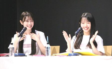 　笑顔で盛り上げるＡＫＢ４８の伊藤百花（左）と花田藍衣