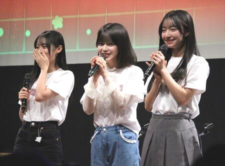 　笑顔を見せる（左から）ＡＫＢ４８の奥本カイリ、川村結衣、白鳥沙怜