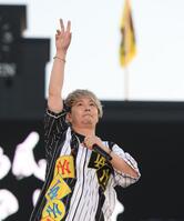 　会場を盛り上げるＳＨＯＣＫ　ＥＹＥ（撮影・西田忠信）