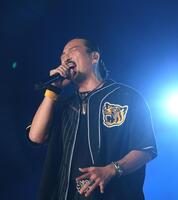 　熱唱する若旦那（撮影・西田忠信）