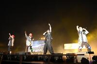 　パフォーマンスで会場を盛り上げる湘南乃風（撮影・西田忠信）