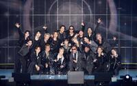 　ドームツアー初日に笑顔を浮かべる（前列左４人目から）ＥＸＩＬＥ　ＴＡＫＡＨＩＲＯ、ＥＸＩＬＥ　ＡＴＳＵＳＨＩら