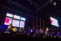 　横浜スタジアム公演を発表するビジョンを見つめる＝ＬＯＶＥ