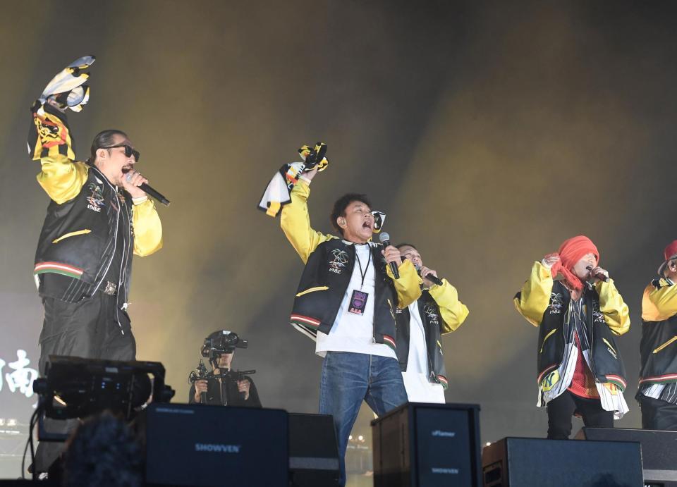 　湘南乃風のステージに登場した浜田雅功（中央）＝撮影・西田忠信