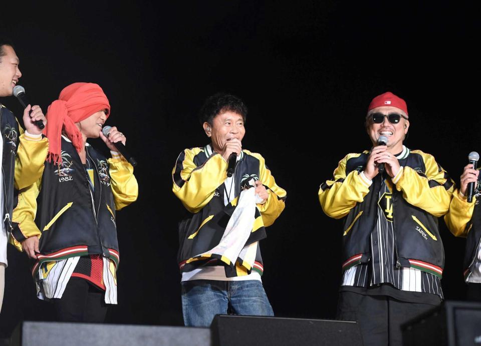 　湘南乃風のステージに登場した浜田雅功（中央）＝撮影・西田忠信