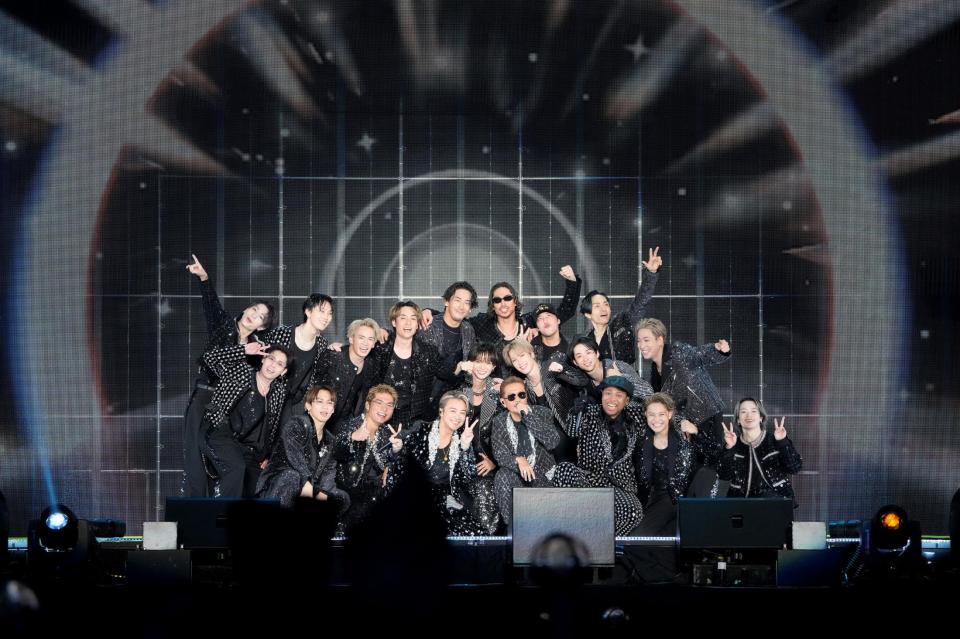 　ドームツアー初日に笑顔を浮かべるＥＸＩＬＥ　ＡＴＳＵＳＨＩ（前列左から４人目）ら