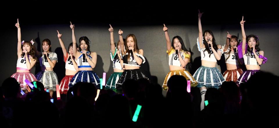 　ＲｏＬｕＡｎＧＥＬの「群青スタートライン」をパフォーマンスする板野友美（中央）＝撮影・佐藤厚