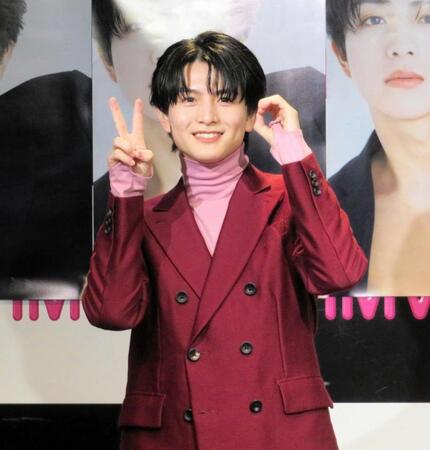 　「２０歳ポーズ」をする柏木悠