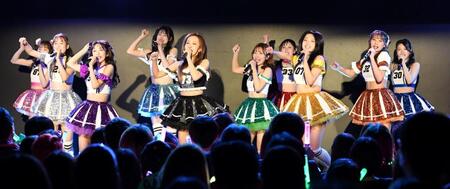 　ＲｏＬｕＡｎＧＥＬの９人とパフォーマンスする板野友美（中央）＝撮影・佐藤厚