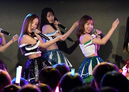 　息の合ったパフォーマンスを見せる板野友美（左）と板野成美（右）＝撮影・佐藤厚