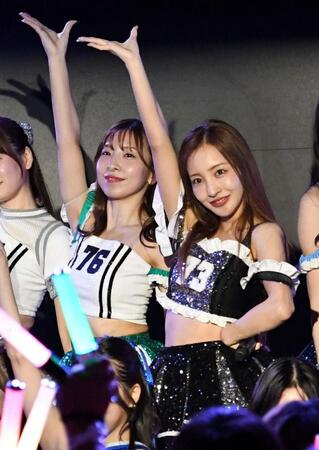 　息の合ったパフォーマンスを見せる板野友美（右）と板野成美（左）＝撮影・佐藤厚