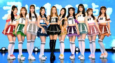 　板野友美（中央）がプロデュ-スしたＲｏＬｕＡＮＧＥＬの（左から）辺見桃和、板野成美、新居稚菜、堀口美澪、松山玲菜、中山萌乃香、小崎凛奈、北村陽奈、河合彩香（撮影・佐藤厚）