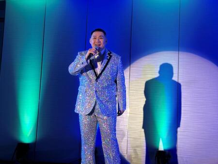 　ディナーショーを開催した大江裕