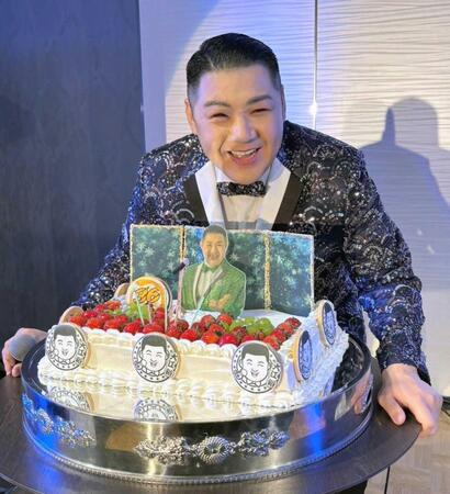 　誕生日ケーキで祝福された大江裕