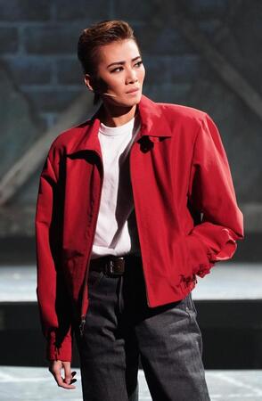 　「理由なき反抗」の赤ジャケットとジーンズ姿でジェームス・ディーンを演じる極美慎（撮影・高部洋祐）