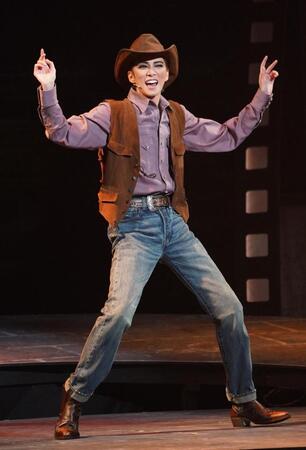 　「ジャイアンツ」の衣装でジェームス・ディーンを演じる極美慎（撮影・高部洋祐）