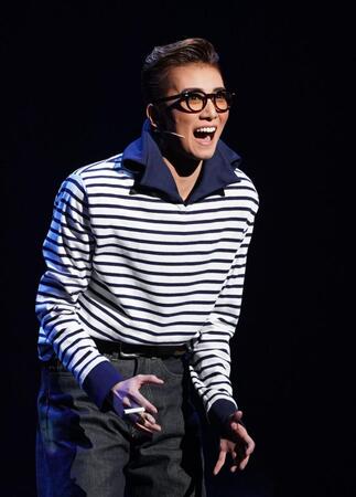 　「理由なき反抗」の衣装でジェームス・ディーンを演じる極美慎（撮影・高部洋祐）