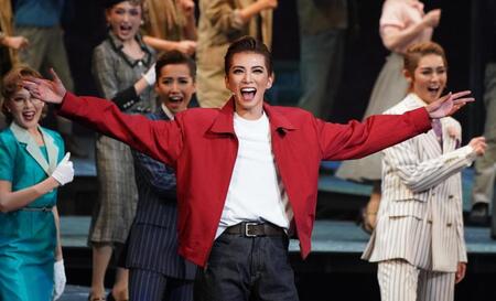 　「理由なき反抗」の赤ジャケット姿でジェームス・ディーンを演じる極美慎（撮影・高部洋祐）