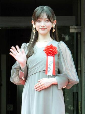 　グレーワンピースで手を振る池田瑛紗＝２４年９月