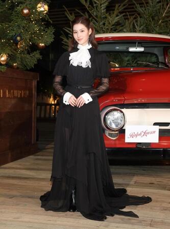 　点灯式に臨むＴＷＩＣＥ・ＳＡＮＡ（撮影・石井剣太郎）