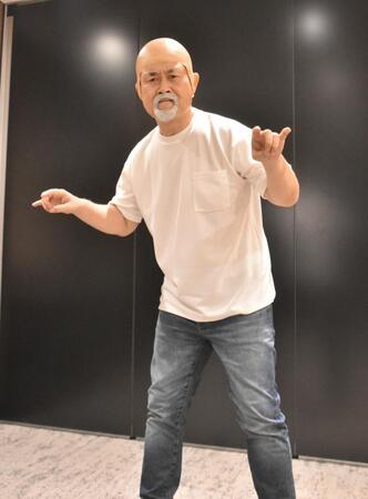 　武藤敬司のプロレスＬＯＶＥポーズを決める神奈月