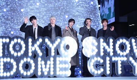 　手を振るＴＯＭＯＲＲＯＷ　×　ＴＯＧＥＴＨＥＲの（左から）ＳＯＯＢＩＮ、ＨＵＥＮＩＮＧＫＡＩ、ＢＥＯＭＧＹＵ、ＹＥＯＮＪＵＮ、ＴＡＥＨＹＵＮ（撮影・佐々木彰尚）