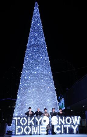 　点灯式に出席したＴＯＭＯＲＲＯＷ　×　ＴＯＧＥＴＨＥＲの（左から）ＳＯＯＢＩＮ、ＨＵＥＮＩＮＧＫＡＩ、ＢＥＯＭＧＹＵ、ＹＥＯＮＪＵＮ、ＴＡＥＨＹＵＮ（撮影・佐々木彰尚）