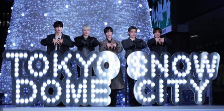 　ポーズを決めるＴＯＭＯＲＲＯＷ　×　ＴＯＧＥＴＨＥＲの（左から）ＳＯＯＢＩＮ、ＨＵＥＮＩＮＧＫＡＩ、ＢＥＯＭＧＹＵ、ＹＥＯＮＪＵＮ、ＴＡＥＨＹＵＮ（撮影・佐々木彰尚）