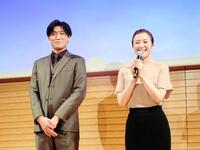 　映画「栄光のバックホーム」の上映イベントでトークショーを行った（左から）松谷鷹也、鈴木京香