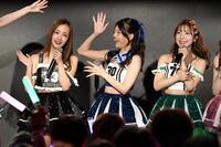 　姉・板野友美（左）の登場に笑顔を見せる板野成美（右）＝撮影・佐藤厚