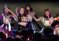 　息の合ったパフォーマンスを見せる板野友美（左）と板野成美（右）＝撮影・佐藤厚