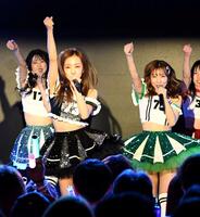 　息の合ったパフォーマンスを見せる板野友美（中央）と板野成美（右）＝撮影・佐藤厚