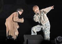 　ノリノリのパフォーマンスを見せる永瀬廉（左）と高橋海人