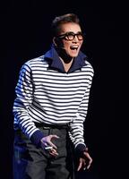 　「理由なき反抗」の衣装でジェームス・ディーンを演じる極美慎（撮影・高部洋祐）