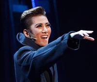 　ジェームス・ディーンの代名詞・リーゼント姿で輝きを放つ極美慎（撮影・高部洋祐）