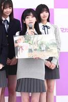 　お気に入り写真を説明する池田瑛紗＝２４年２月