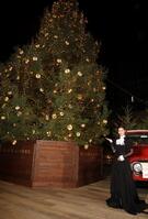 　点灯式に臨むＴＷＩＣＥ・ＳＡＮＡ（撮影・石井剣太郎）