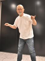 　武藤敬司のプロレスＬＯＶＥポーズを決める神奈月