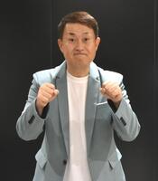 　原監督のグータッチを繰り出す神奈月