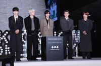 　点灯式に出席したＴＯＭＯＲＲＯＷ　×　ＴＯＧＥＴＨＥＲの（左から）ＳＯＯＢＩＮ、ＨＵＥＮＩＮＧＫＡＩ、ＢＥＯＭＧＹＵ、ＹＥＯＮＪＵＮ、ＴＡＥＨＹＵＮ（撮影・佐々木彰尚）