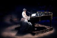 　ピアノの弾き語りを行う松任谷由実（写真：田中聖太郎）