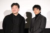 　舞台あいさつに登壇した山田裕貴（右）と佐藤二朗