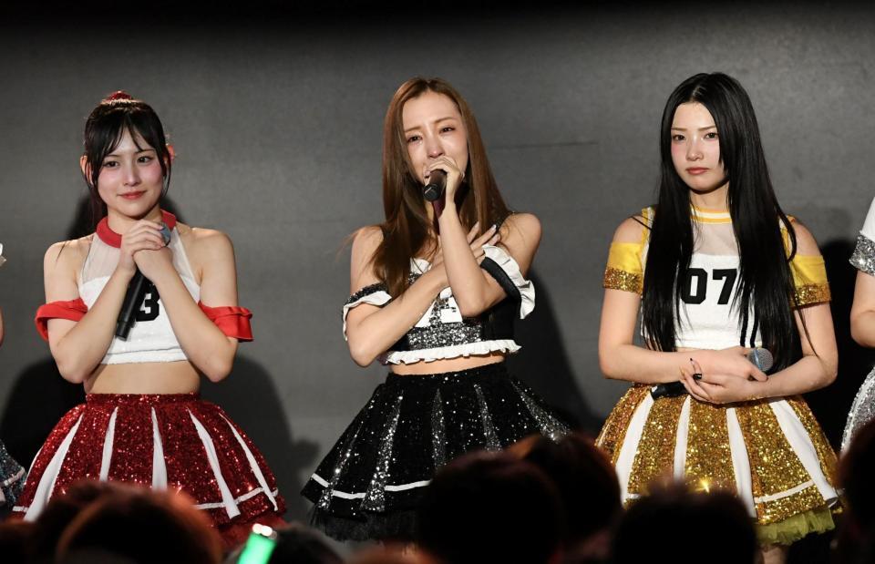 　目を潤ませながら観客にあいさつする板野友美（中央）＝撮影・佐藤厚