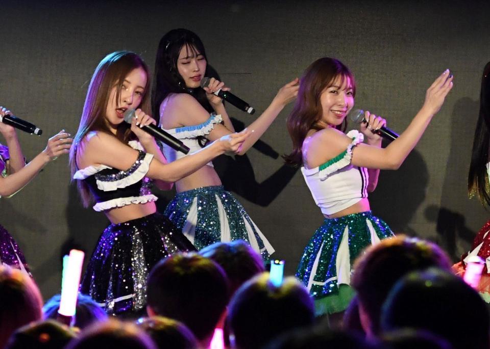 　息の合ったパフォーマンスを見せる板野友美（左）と板野成美（右）＝撮影・佐藤厚