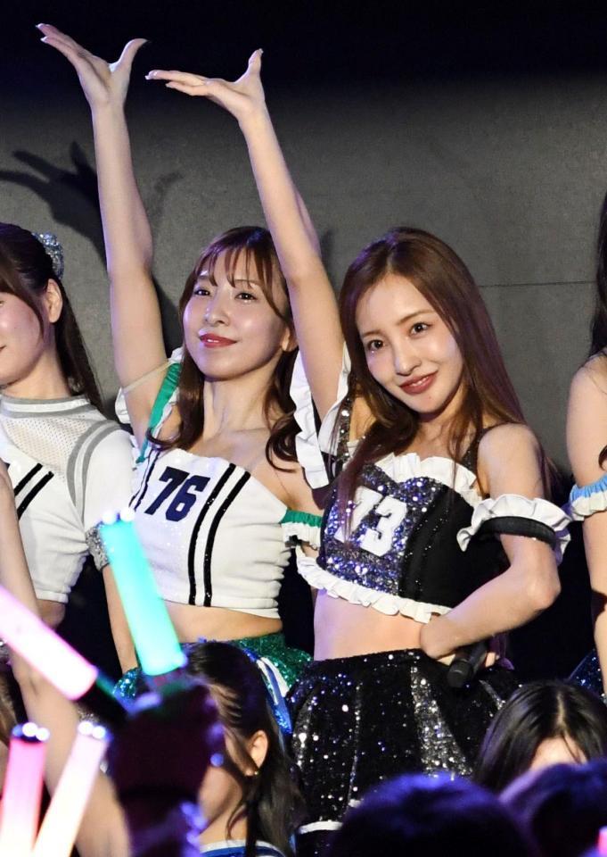 　息の合ったパフォーマンスを見せる板野友美（右）と板野成美（左）＝撮影・佐藤厚