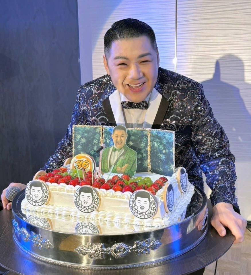 　誕生日ケーキで祝福された大江裕