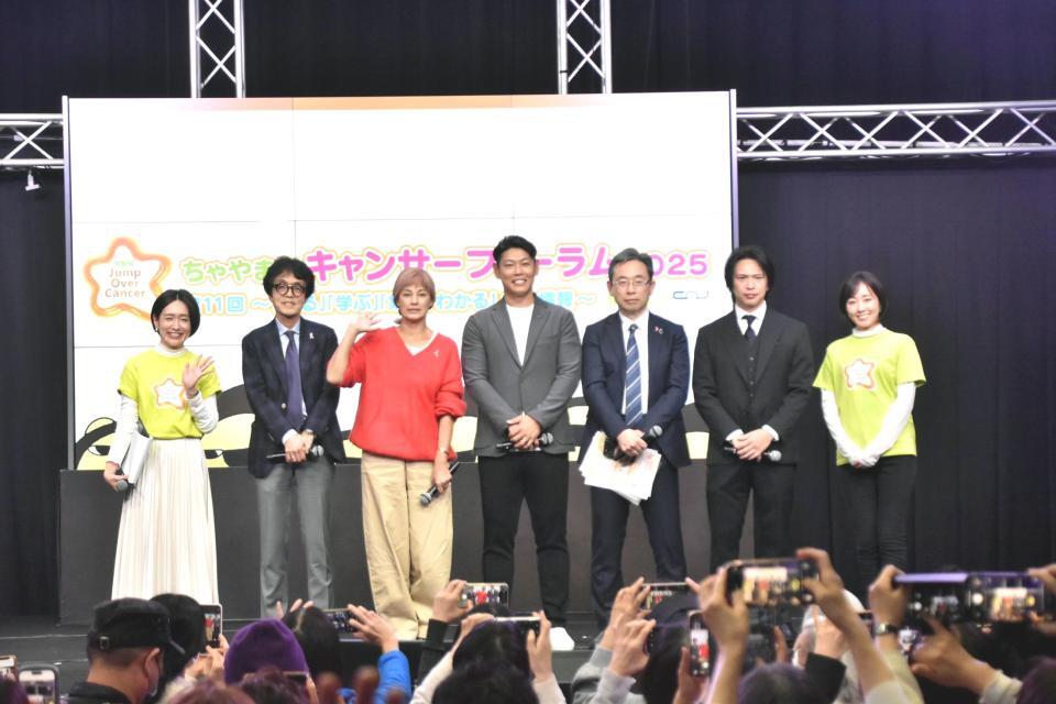 　がんフォーラムへ出演した梅宮アンナ（左から３人目）と元阪神の原口文仁氏（中央）