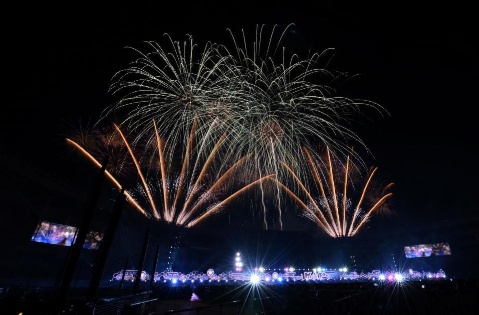 　ＺＯＺＯマリンスタジアムに打ち上がった１３０００発の花火（撮影・伊藤笙子）
