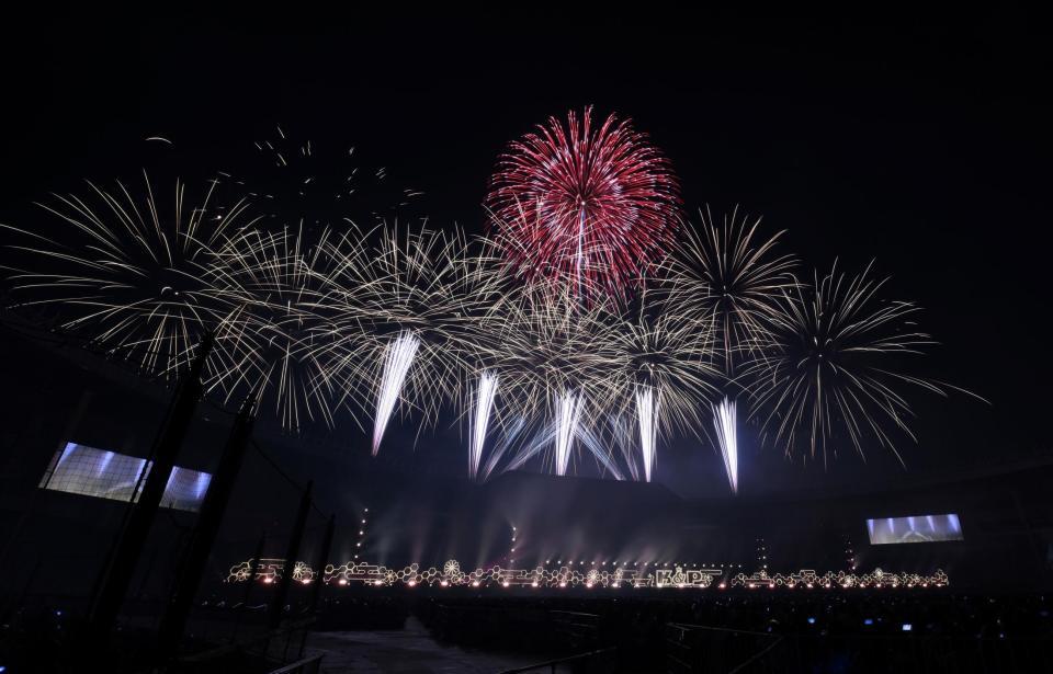 　ＺＯＺＯマリンスタジアムに打ち上がった１３０００発の花火（撮影・伊藤笙子）
